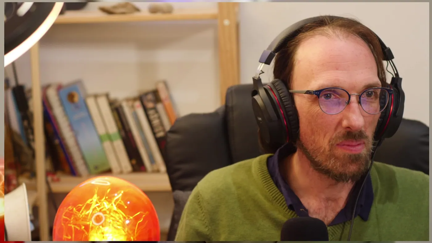 Carlos Chapman au casque pendant une séance d’écoute